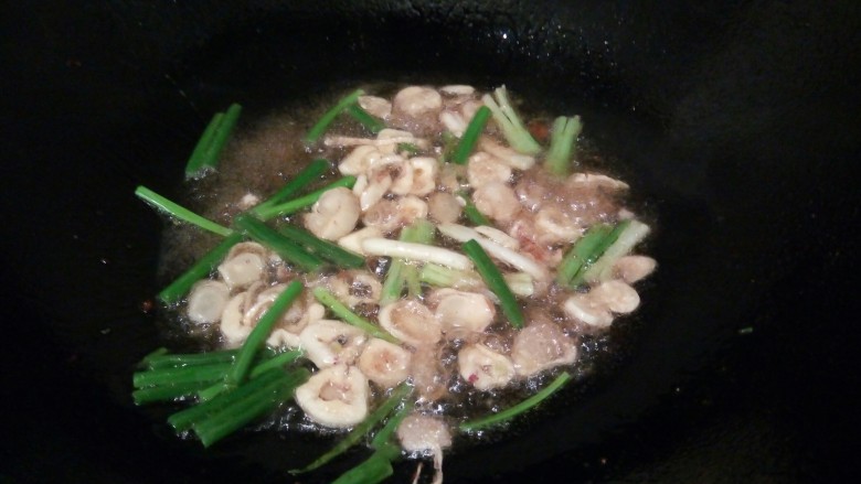 吮指的美味香辣蟹,锅里留底油,加蒜末,葱段,<a style='color:red;display:inline-block;' href='/shicai/ 46964'>郫县豆瓣酱</a>炒香