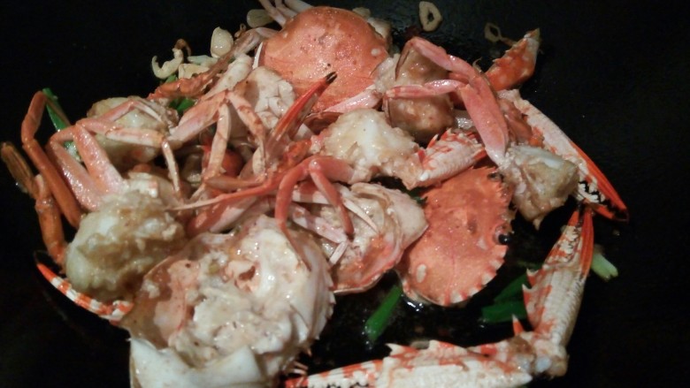 吮指的美味香辣蟹,下炸好的螃蟹翻炒,加<a style='color:red;display:inline-block;' href='/shicai/ 718'>料酒</a>3勺去腥