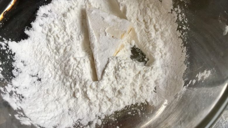 红墙绿瓦,墨走游龙➕阿晨家常豆腐,豆腐片先沾生粉,抖掉多余的