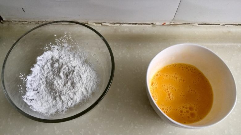 红墙绿瓦,墨走游龙➕阿晨家常豆腐,准备两个小碗,一个碗中放适量玉米淀粉,一个土鸡蛋打散成均匀蛋液