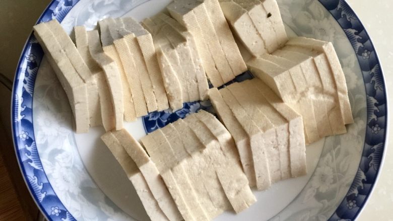 红墙绿瓦,墨走游龙➕阿晨家常豆腐,全部切好,放盘中备用