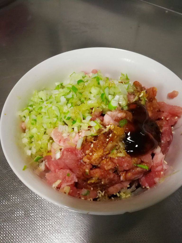 香酥肉饼,肉剁成末,加入适量的盐、生抽、酱油、花椒粉、蚝油、鸡精调匀腌制30分钟以上入味(早餐用晚上睡前调好肉馅)
