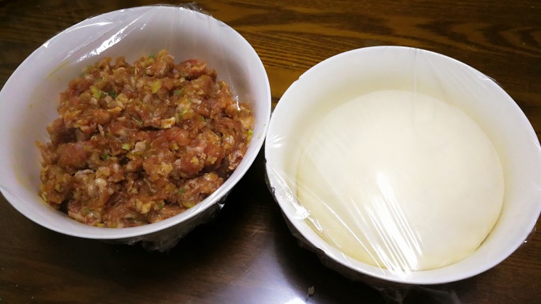 香酥肉饼,<a style='color:red;display:inline-block;' href='/shicai/ 519'>面粉</a>加温水和成光滑的面团,盖保鲜膜饧20分钟以上。(早餐用晚上睡前准备好)