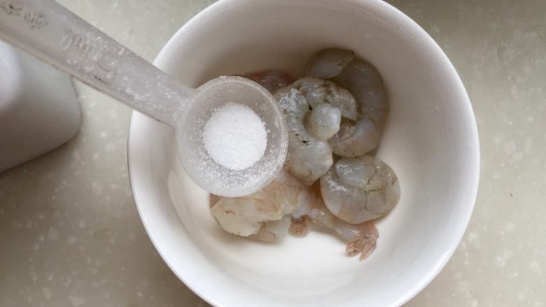 肚里乾坤鲜上鲜➕雪菜肉末虾仁蒸蛋,加入少许盐,抓匀腌制五分钟