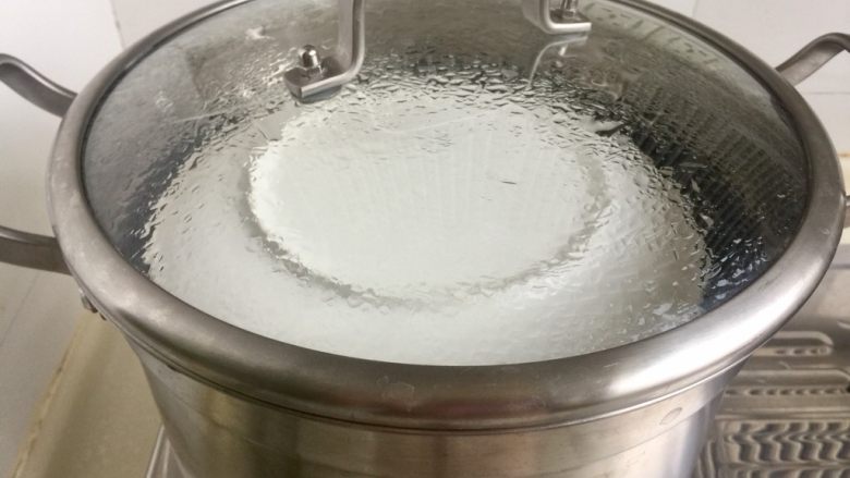 肚里乾坤鲜上鲜➕雪菜肉末虾仁蒸蛋,盖上盘子,继续蒸8分钟,关火,虚火焖五分钟即可