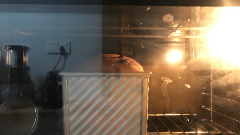 酸奶巧克力吐司,送进提前预热好的烤箱中下层上下火170度42分钟,上色后立即加盖锡纸