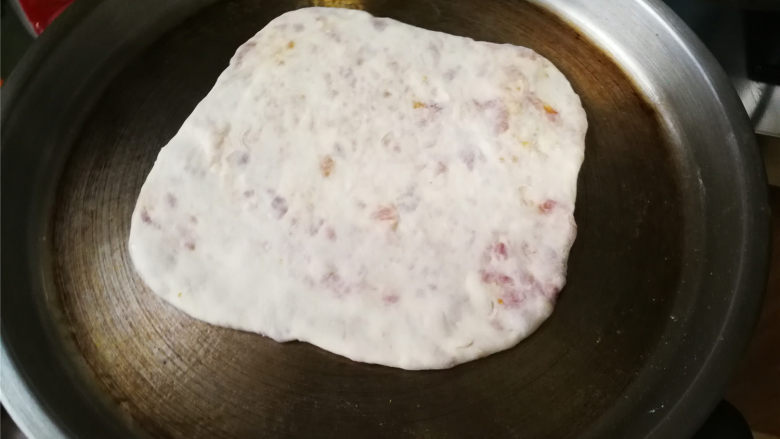 香酥肉饼,擀面杖擀薄,平底锅或电饼铛刷少量油,放入肉饼小火煎