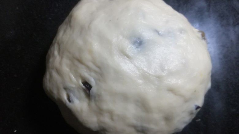 果仁欧包,用折叠的方法,把果干揉进面团。