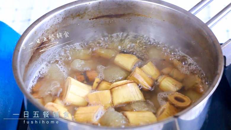 雪梨麦冬芦根饮,汤水越煮越甜。