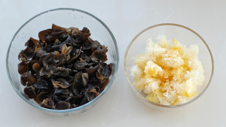 生椒拌双耳,木耳和银耳提前泡发,剪去根部清洗干净撕成小朵