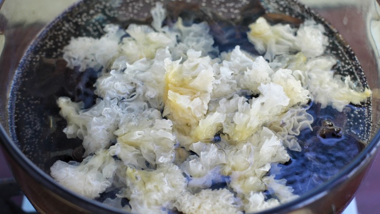 生椒拌双耳,锅中烧开水,放入木耳和银耳焯煮3-5分钟