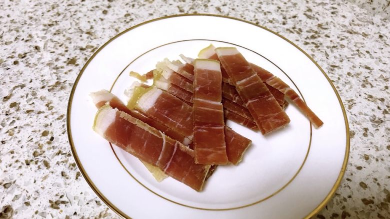 炒西葫芦片,<a style='color:red;display:inline-block;' href='/shicai/ 438'>火腿</a>切片，浸泡一会儿