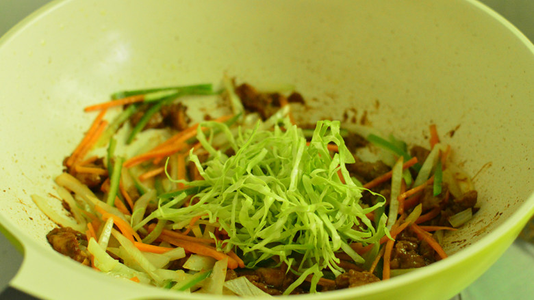 味噌烧猪肉,最后放入包菜丝,拌炒一下