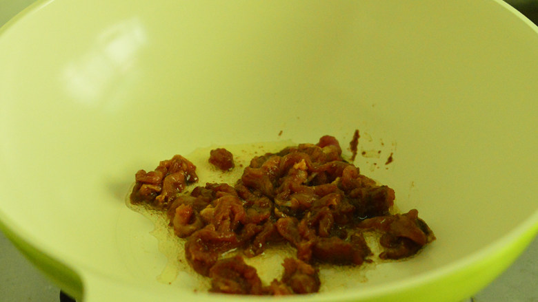 味噌烧猪肉,再放入猪肉翻炒一分钟左右,肉很薄,不用炒太久
