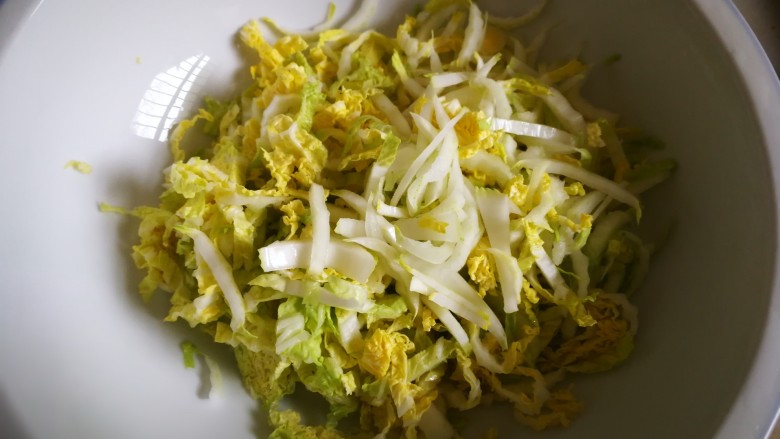凉拌娃娃菜(解油腻神菜),全部切好,放到碗里。