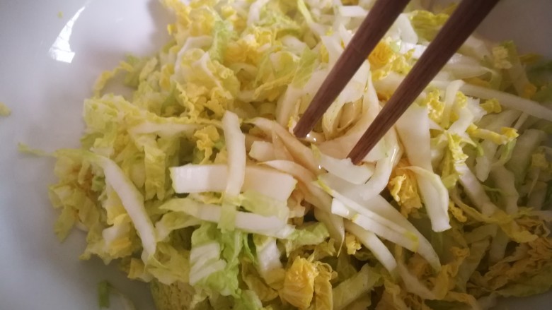 凉拌娃娃菜(解油腻神菜),先别急着放其他调料,放过芝麻油后,先拌匀。