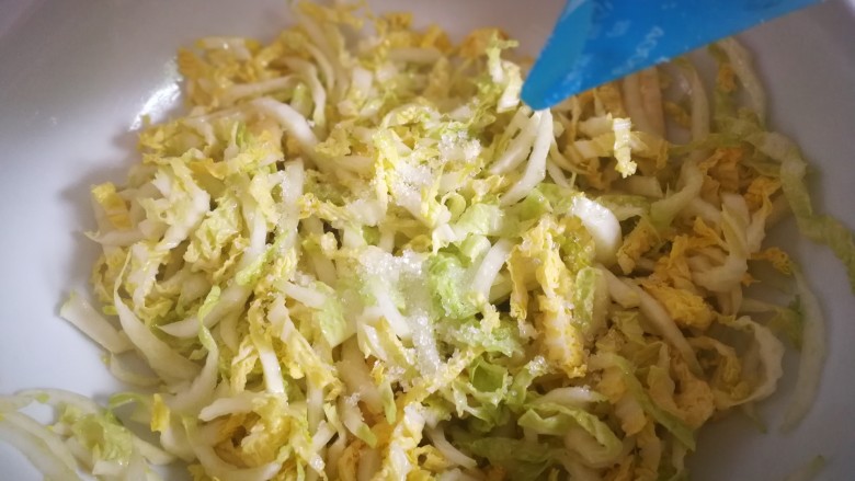 凉拌娃娃菜(解油腻神菜),加适量盐。