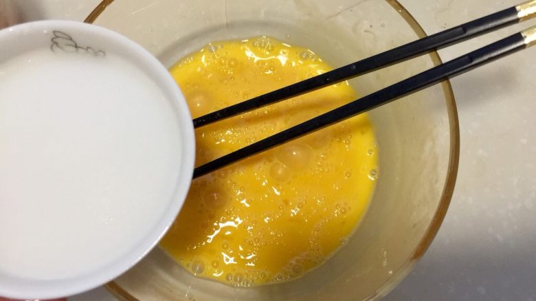 尝过就忘不了的好味道➕番茄滑蛋牛肉,加入少许水淀粉,可以使炒出来的滑蛋更嫩滑。这一小碗,除了加入蛋液剩下的等会还要加入番茄牛肉汤中