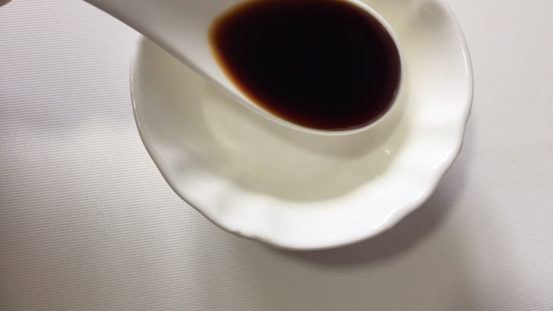 菠菜鸡蛋糕,现在调酱汁,两勺<a style='color:red;display:inline-block;' href='/shicai/ 788'>生抽</a>
