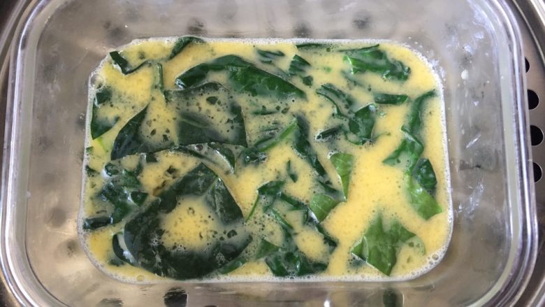 菠菜鸡蛋糕,把菠菜平铺,水开后放入蒸锅蒸十分钟
