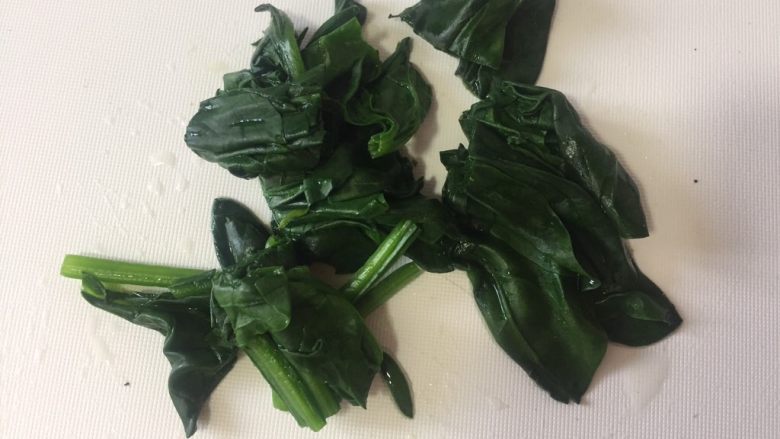 菠菜鸡蛋糕,切大段,不要切太细哦,成品不好看