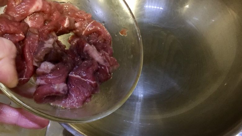 尝过就忘不了的好味道➕番茄滑蛋牛肉,热锅冷油,加入牛肉片,滑炒,