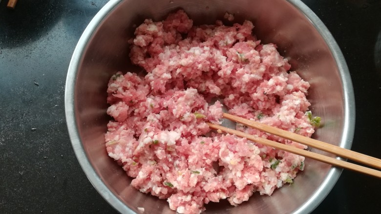 鲜肉锅贴,肉馅可以选用猪腿肉,肥瘦比例根据自己的喜好。