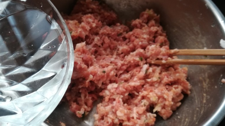 鲜肉锅贴,加入少许的清水,搅拌至水分,完全被吸收。要按一个方向来搅打。