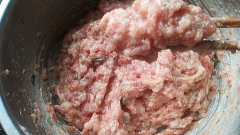 鲜肉锅贴,肉馅能抱成团,且有弹性,用筷子挑起,不会散开。这样肉馅就调好了。