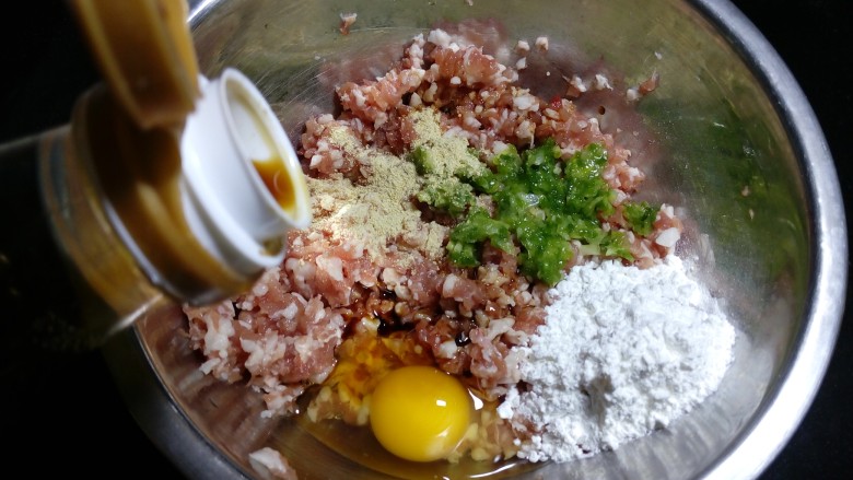 鲜肉锅贴,加入<a style='color:red;display:inline-block;' href='/shicai/ 788'>生抽</a>和少许<a style='color:red;display:inline-block;' href='/shicai/ 718'>料酒</a>。搅拌至肉馅变稠上劲。