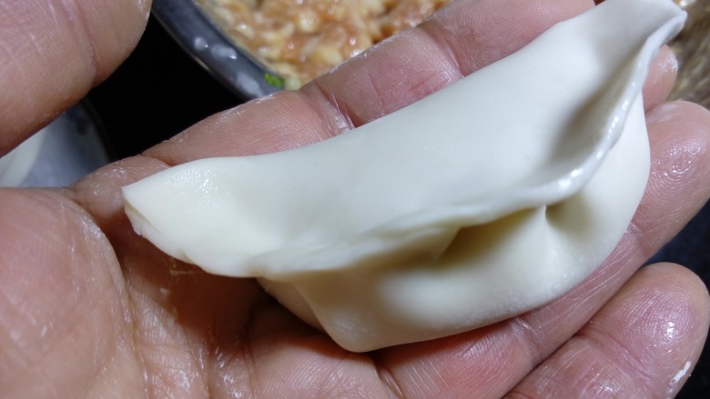 鲜肉锅贴,捏紧,留有缝隙。