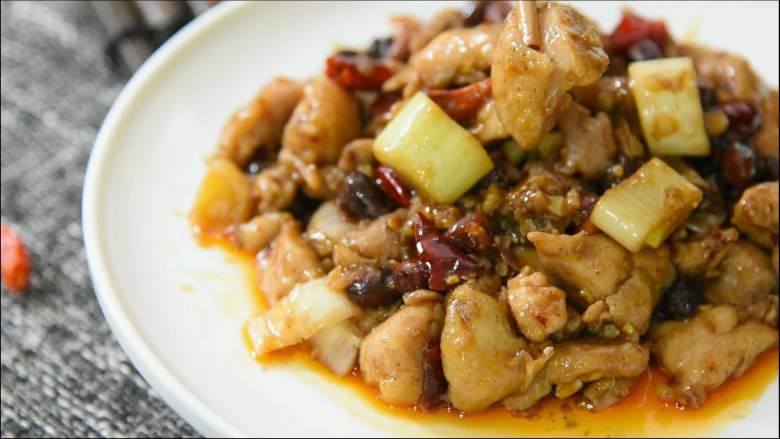 川蜀名菜宫爆鸡丁鲜香细嫩, 辣而不燥，人人都爱吃,淋上宫保汁和<a style='color:red;display:inline-block;' href='/shicai/ 720'>胡椒粉</a>拌匀后出锅。

一道美味十足的宫保鸡丁。