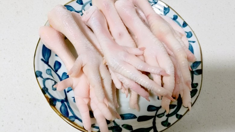 韩式辣酱鸡爪,<a style='color:red;display:inline-block;' href='/shicai/ 89'>鸡爪</a>清洗干净。
