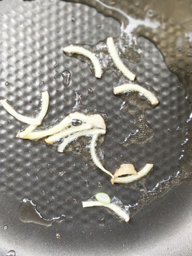 蚝油虾皮烧冬瓜,起油锅,放姜丝。