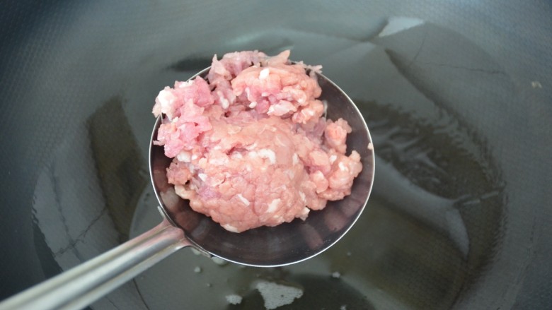 手擀青菜面,锅内放一勺<a style='color:red;display:inline-block;' href='/shicai/ 849'>花生油</a>,放肉沫煸炒。