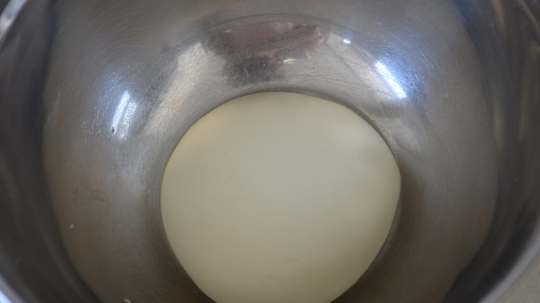 手擀青菜面,十分钟后再揉搓一下,揉成光滑的面团。