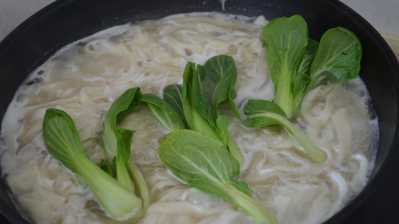 手擀青菜面,再次开锅时放入青菜,加一勺盐。
