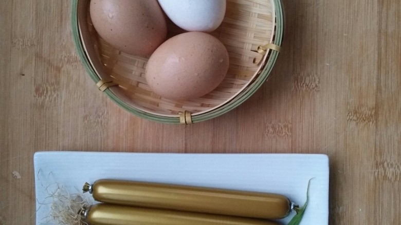 超简单的火腿厚蛋烧,准备食材,火腿、小葱和鸡蛋。