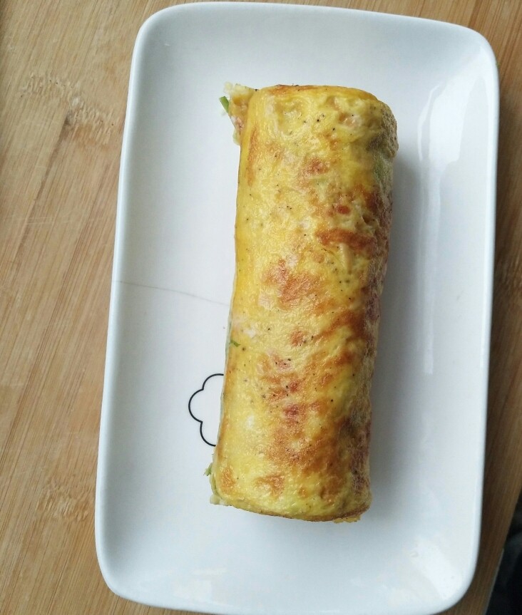 超简单的火腿厚蛋烧,将做好的厚蛋烧盛出。