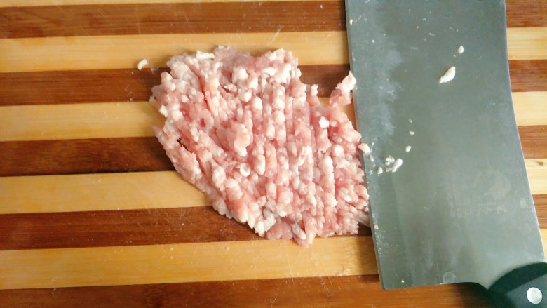 家庭菲力牛排,猪肉选带点肥肉的比较好,剁成肉泥