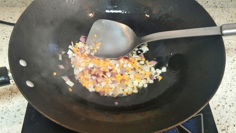 家庭菲力牛排,热锅倒油,下入洋葱丁和胡萝卜丁煸炒