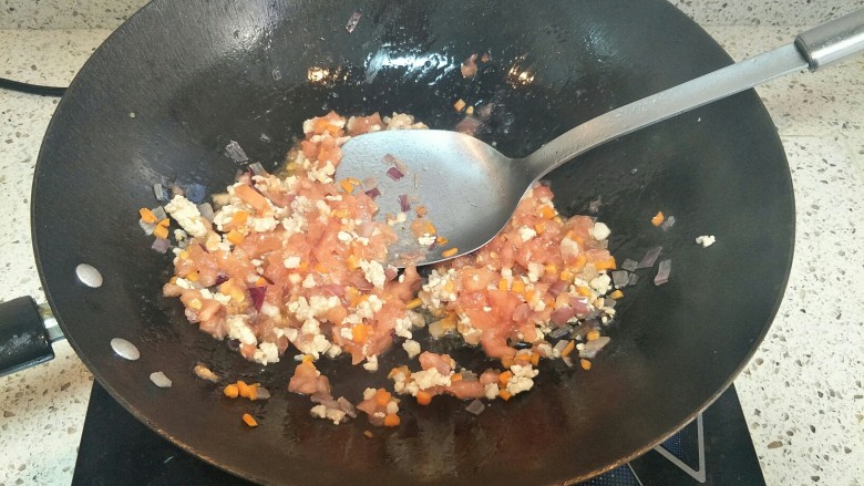 家庭菲力牛排,加入肉泥煸炒变色,下入西红柿丁翻炒出汁