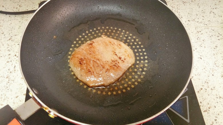 家庭菲力牛排,翻面再煎2、3分钟,用锅铲压着煎,能均匀的内外受热