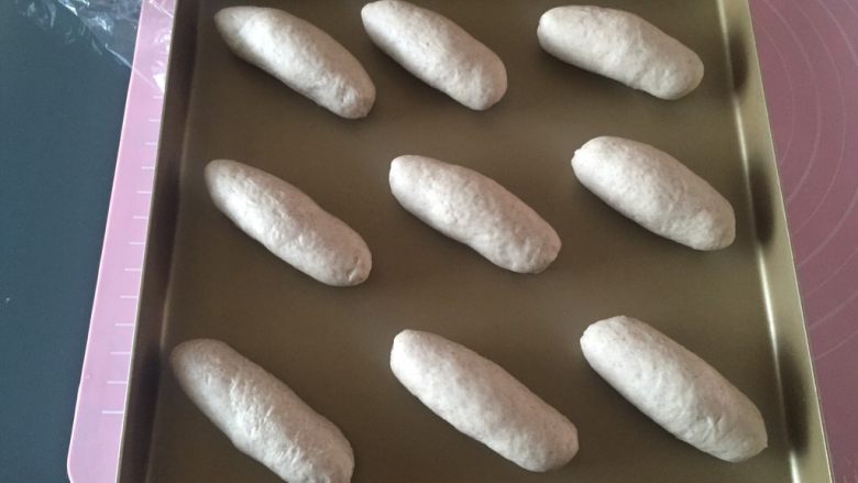 黑麦肉松面包,依次放入烤盘(注意间隔)