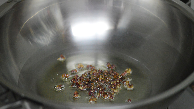 蒜香皮皮虾,锅里热油,爆香花椒,随后盛出,留花椒香味即可