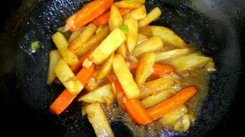 蚝油土豆条,加入淀粉汁,大火烧开,翻炒均匀关火出锅