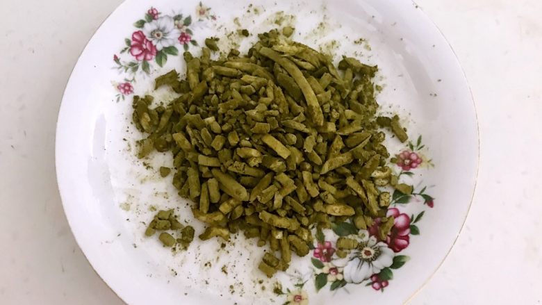 彩色芝心吐司,把抹茶粉和芝士碎调匀