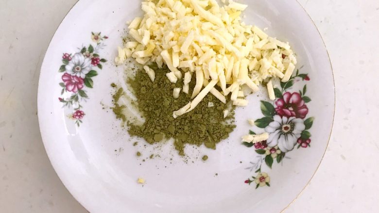 彩色芝心吐司,抹茶粉半勺,加入2勺芝士碎