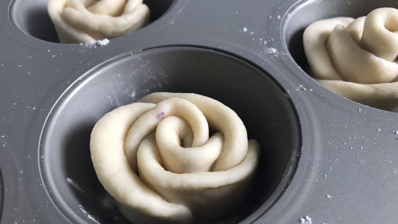 玫瑰花面包(波兰种),放入烤盘