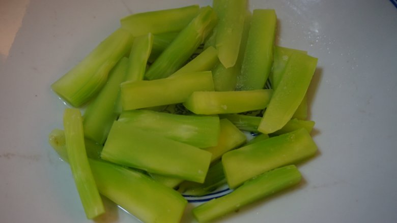 馋嘴耗儿鱼,将煮熟的笋条捞出沥干水,放入碗底作为垫菜
